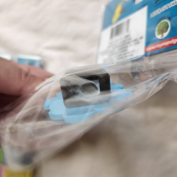 Dr. Seuss bundle 6 Pencils, 6 Erasers, 1 Pencil Sharpenir - Picture 9 of 12